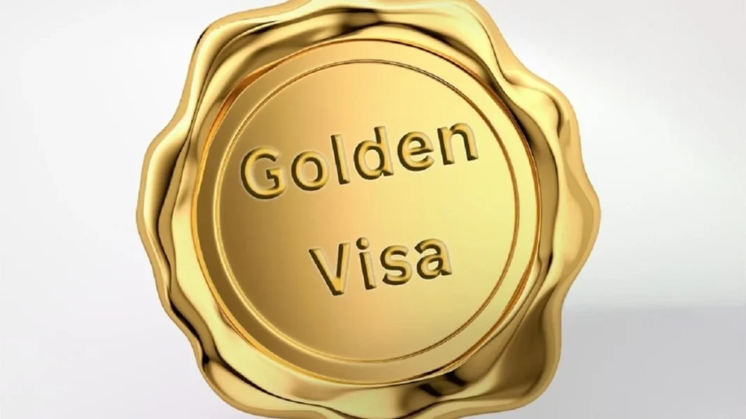 Pièce de monnaie en or avec inscription Golden Visa pour résidence européenne.