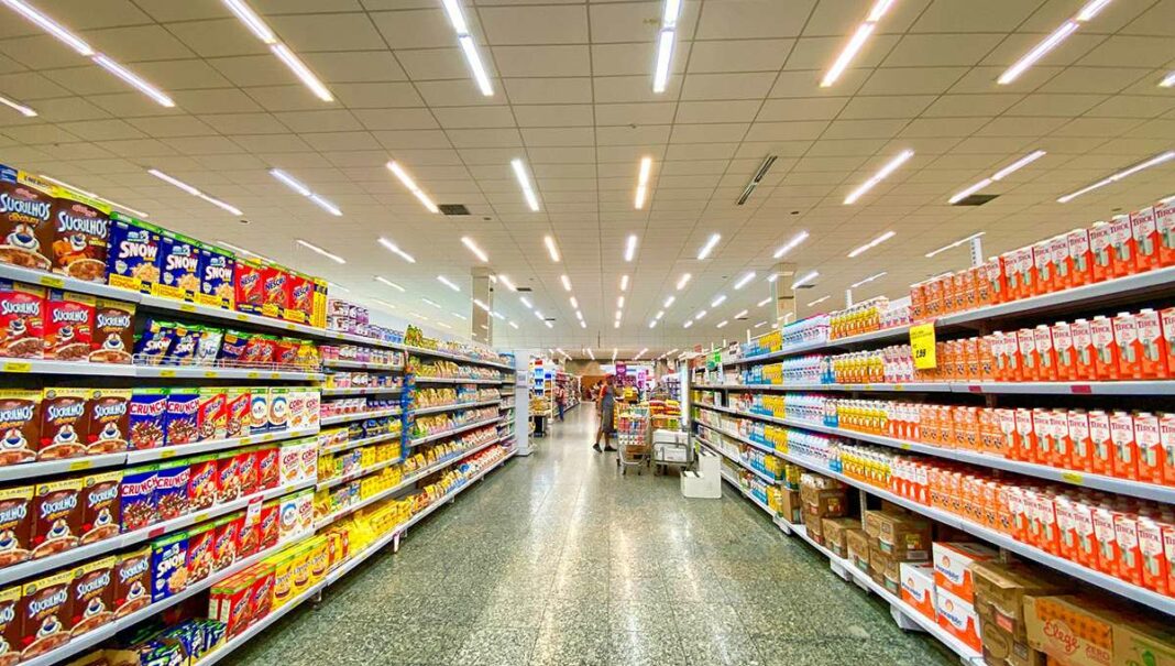 Algérie : Le Qatar investit dans 500 espaces commerciaux Allée de supermarché avec rayons bien fournis en produits alimentaires.
