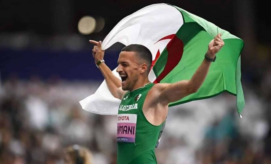 Jeux Paralympiques de Paris 2024 : Skander Athmani fait remporter une seconde médaille d’or à l’Algérie Athlète algérien Skander Athmani avec drapeau algérien après sa victoire.