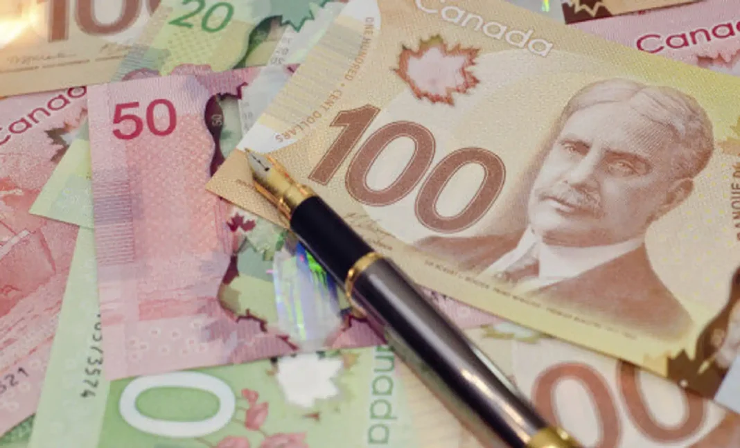 transfert illégal de devises : l’Algérie devient le lieu d’opération chéri des auteurs Faux billets de banque canadiens et stylo sur fond de billets authentiques.