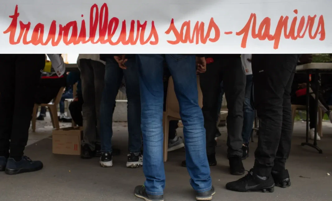Esclavagisme moderne en France : les travailleurs sans-papiers algériens en lutte pour leurs droits Groupe de travailleurs sans-papiers algériens en lutte pour leurs droits.