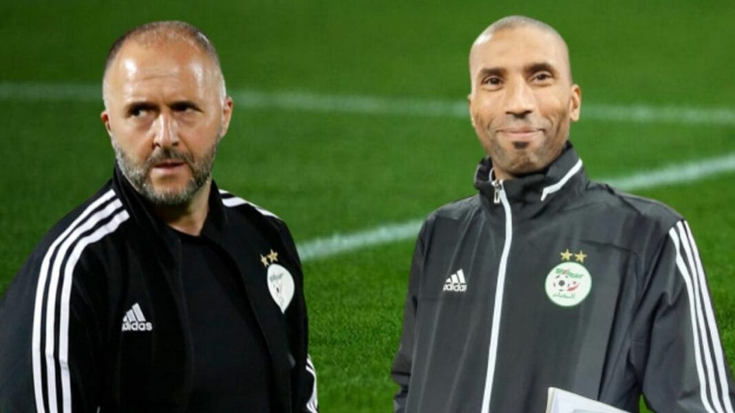 Djamel Belmadi et Abdesslam Ouaddou en tenue d'entraînement sur le terrain.