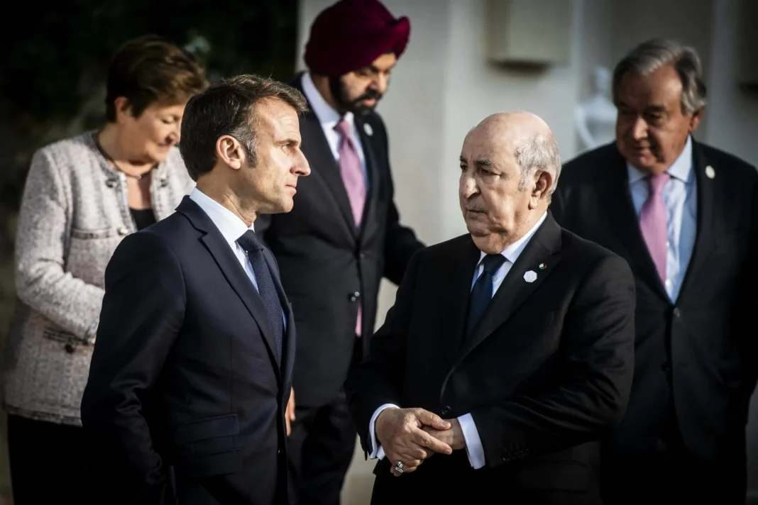 Emmanuel Macron déterminé à poursuivre la réconciliation mémorielle avec l’Algérie Emmanuel Macron en discussion avec un leader lors d'une rencontre officielle.