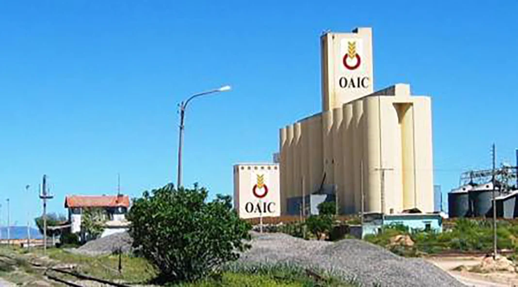 Bâtiment de l'OAIC avec logo visible, ciel bleu clair.