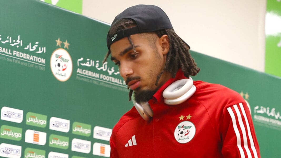Match retour Algérie-Togo : Mohamed Farsi, un nouveau coup dur ! Mohamed Farsi lors d'une conférence de presse avec le maillot des Fennecs.