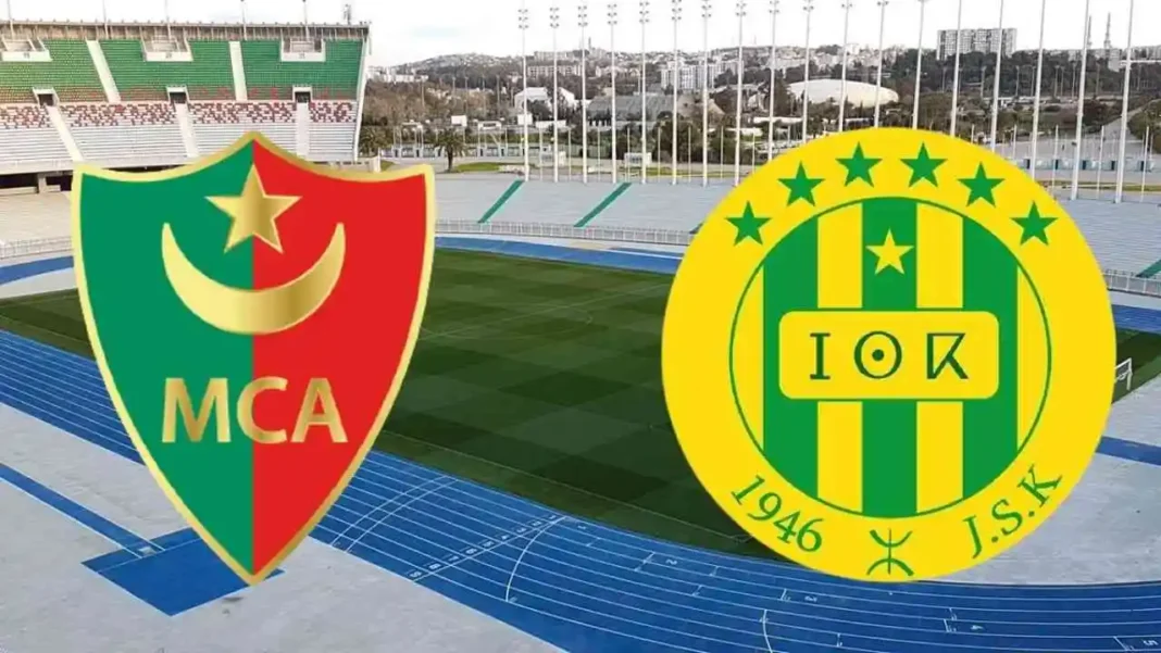 Stade vide avec logos de MCA et J.S.K pour le match de Ligue 1 Mobilis.