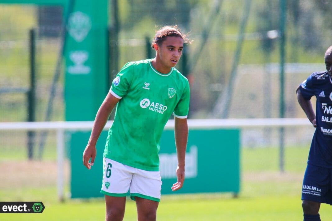 Equipe d’Algérie : Bonne nouvelle ! Un nouveau renfort pour les Fennecs Jeune joueuse de football en entraînement avec l'équipe d'Algérie.