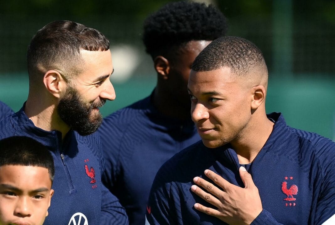 Kylian Mbappé avec ses coéquipiers de l'équipe de France de football.
