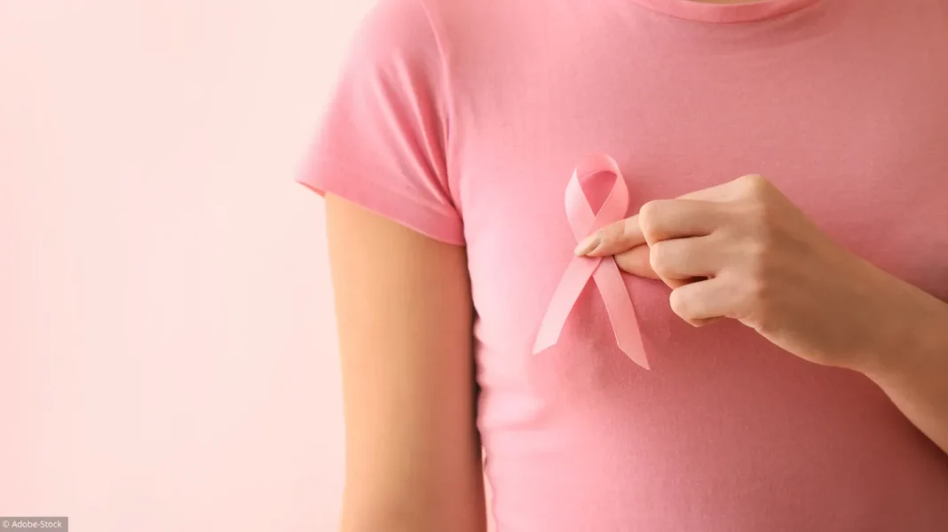 Octobre rose : Air Algérie offre une campagne de dépistage du cancer du sein à ses passagères Femme en rose tenant un ruban rose, symbole de la lutte contre le cancer du sein.