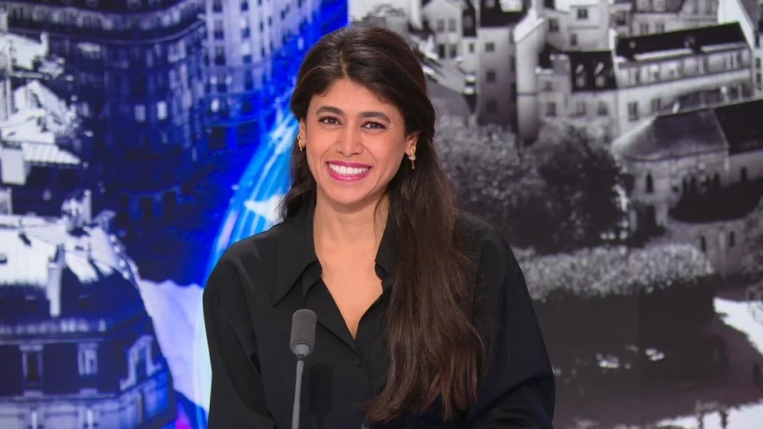 Rima Hassan lors d'une émission en direct Rima Hassan souriante lors d'une émission télévisée en direct.
