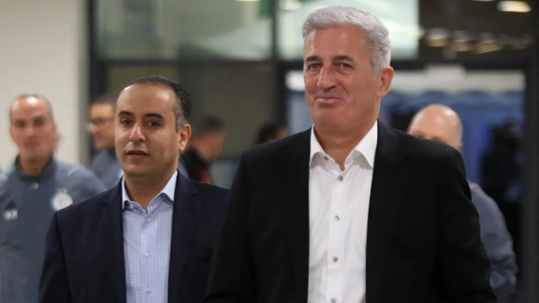 Vladimir Petkovic et la FAF Vladimir Petkovic et la FAF lors d'une rencontre officielle.