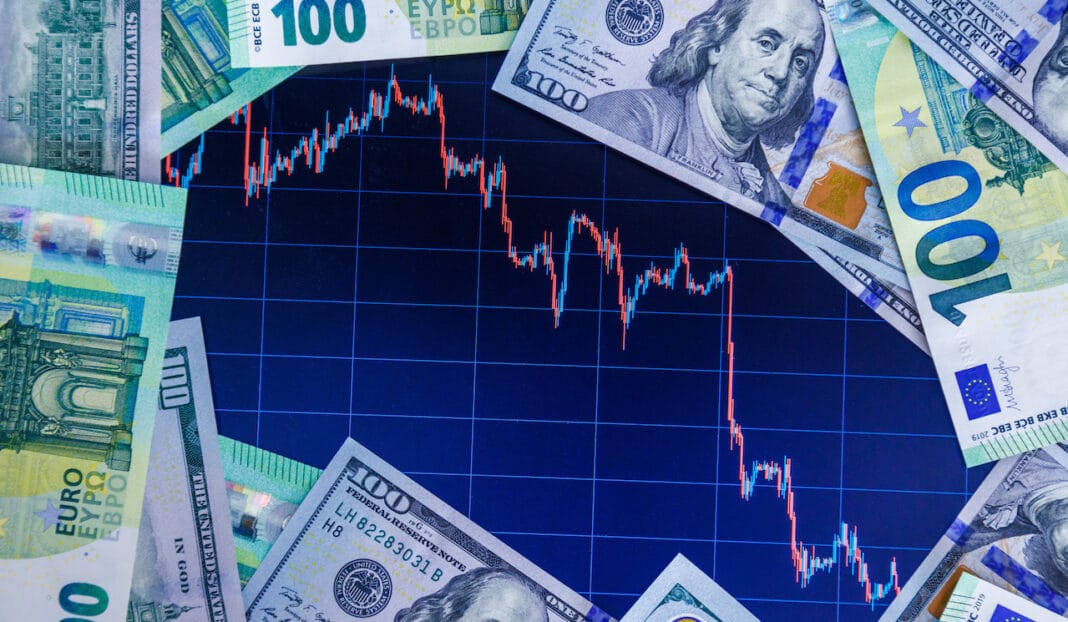 Hausse de l’euro sur le marché noir : Que valent 100 euros en dinar algérien ce 04 octobre 2024 ? Graphique de fluctuation du taux de change euro/dollar avec des billets de banque.