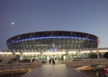 Aéroport de Nice : Un sans-papiers tunisien casse une vitre blindée pour échapper à l'expulsion