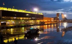 Aéroport d’Oran : un voyageur interpellé avec 56 400 euros cachés dans une bouteille de shampoing 2 Aéroport d’Oran : un voyageur interpellé avec 56 400 euros