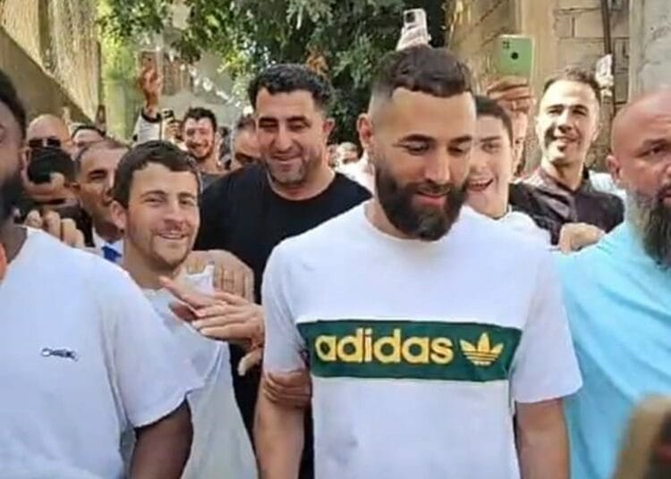 Karim Benzema offre une ambulance à son village natal en Kabylie