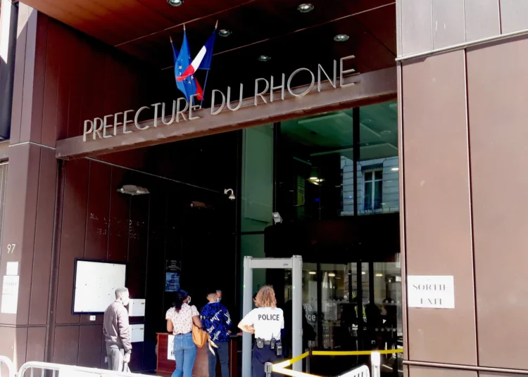 Titres de séjour en France : la préfecture du Rhône annule des milliers de rendez-vous
