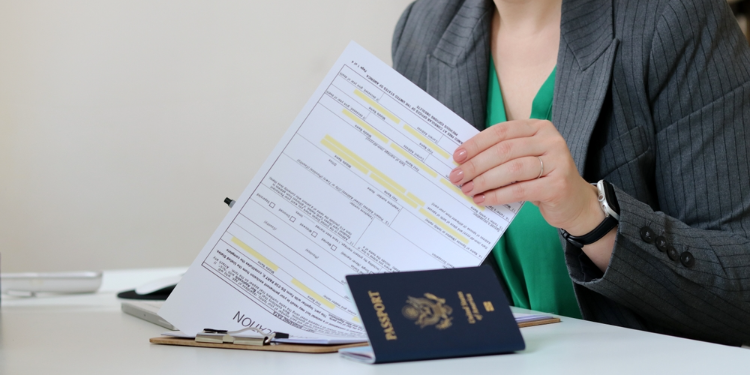 Titres de séjour et permis de travail dès juillet 2025 : durcissement des règles dans ce pays