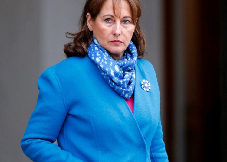 French Minister for Ecology, Sustainable Development and Energy Segolene Royal leaves the Elysee Palace in Paris, France, following the weekly cabinet meeting November 9, 2016.   REUTERS/Charles Platiau