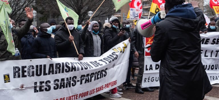 Sans-papiers en colère en France : la révolte éclate devant la sous-préfecture de Saint-Denis ce 18 avril !