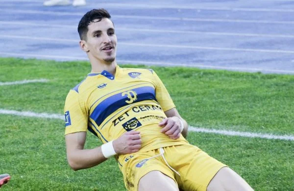 Adil Boulbina affole les compteurs en Ligue 1 algérienne et devance Youcef Belaïli