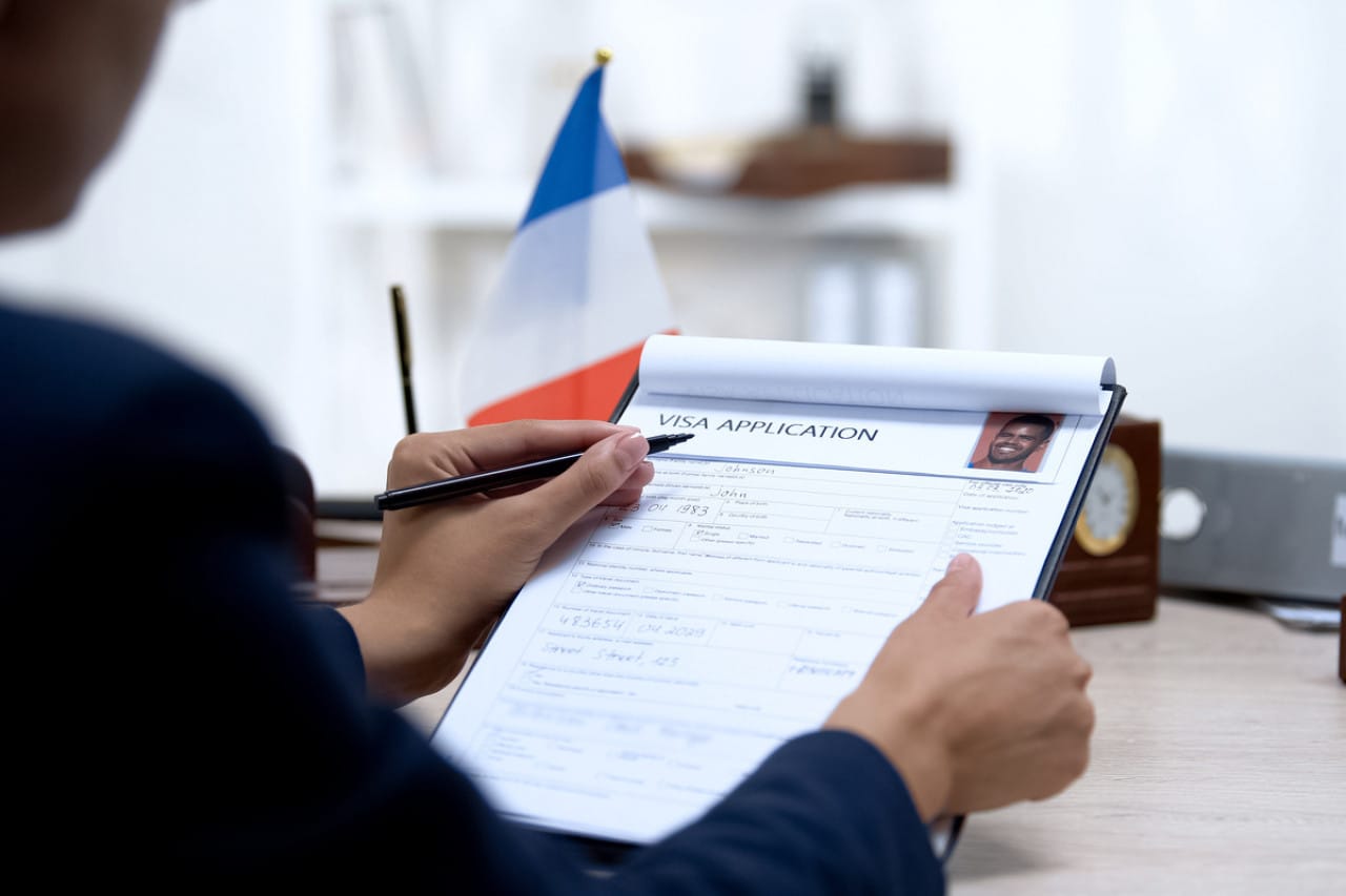 Baisse des titres de séjour pour les Algériens : quelles sont les raisons de la décision française ?