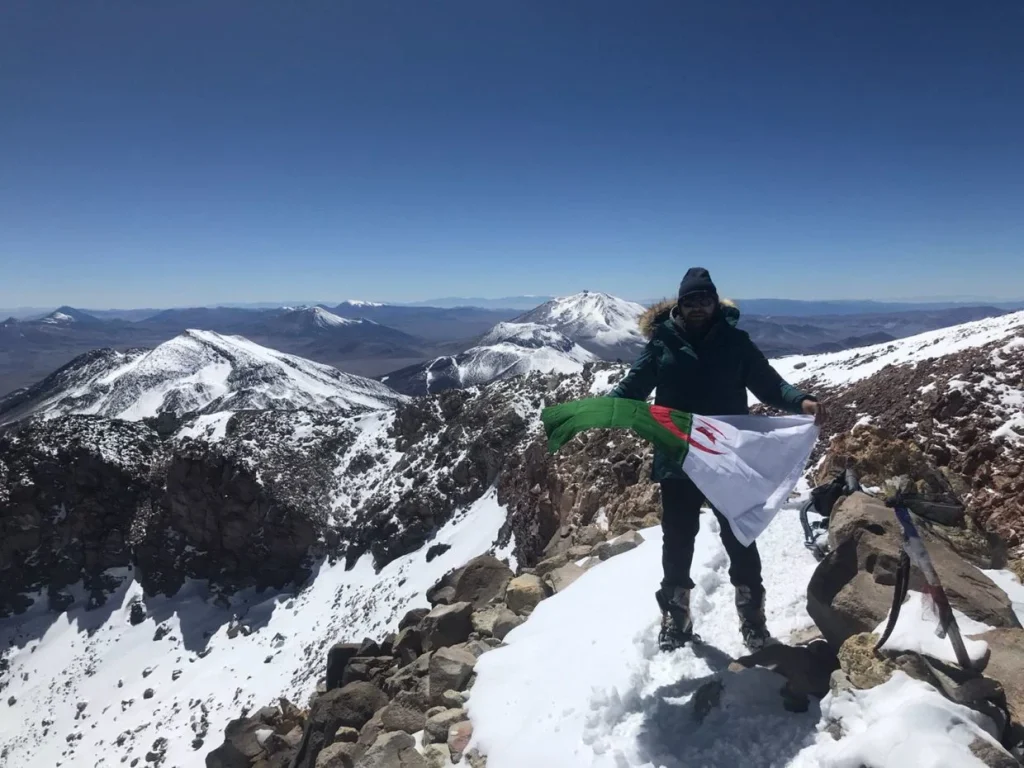 Nassim Hachaichi hisse le drapeau algérien au sommet de l’Everest 2 Nassim Hachaichi
