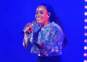 Amel Bent célèbre avec émotion l’obtention de la nationalité algérienne : retour sur ce moment fort