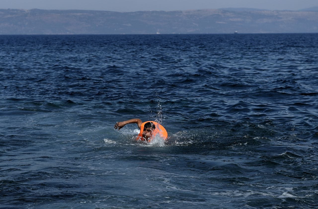 Ce Migrant Marocain brave la mer pour rejoindre l’Espagne à la nage : une traversée risquée qui captive l’attention Ce Migrant Marocain brave la mer pour rejoindre l’Espagne à la nage : une traversée risquée qui captive l’attention