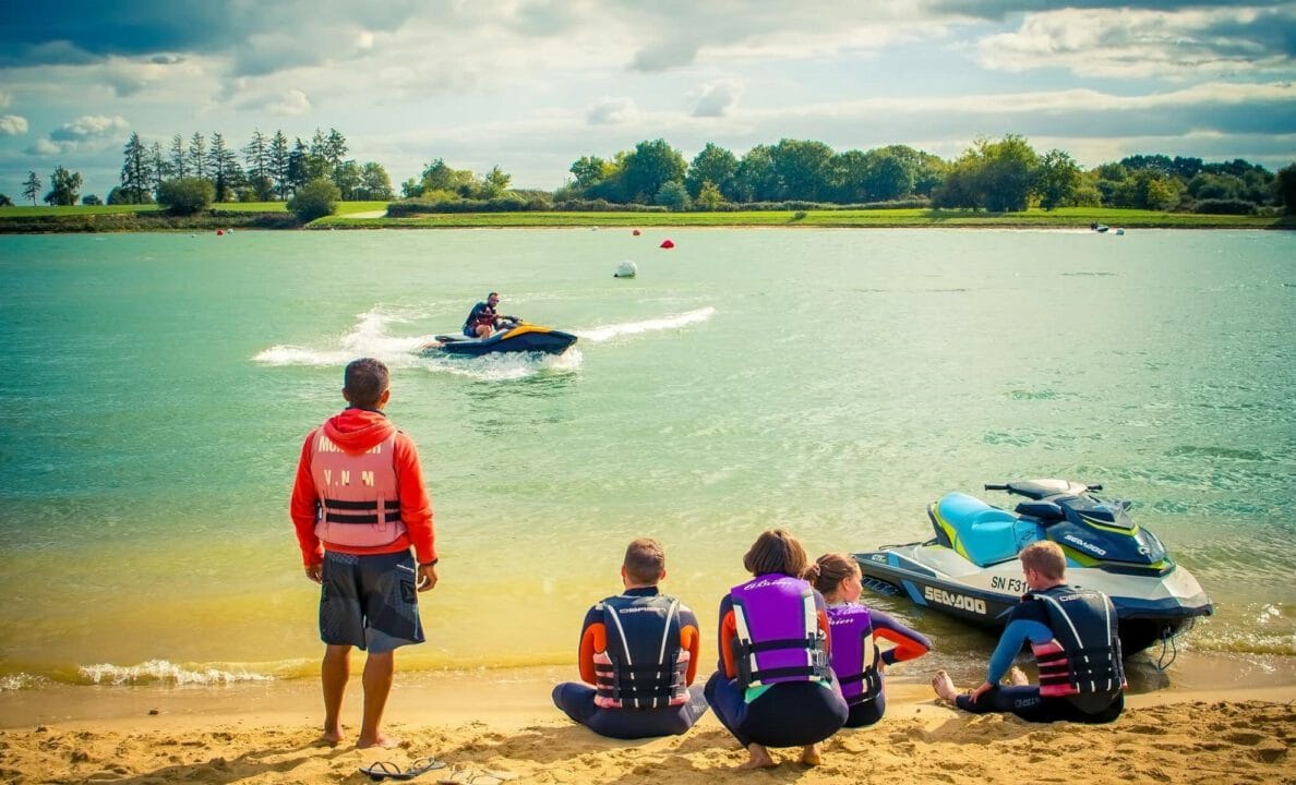 Un homme en jet-ski sème la panique sur une plage en Algérie : la vidéo choc qui affole le web