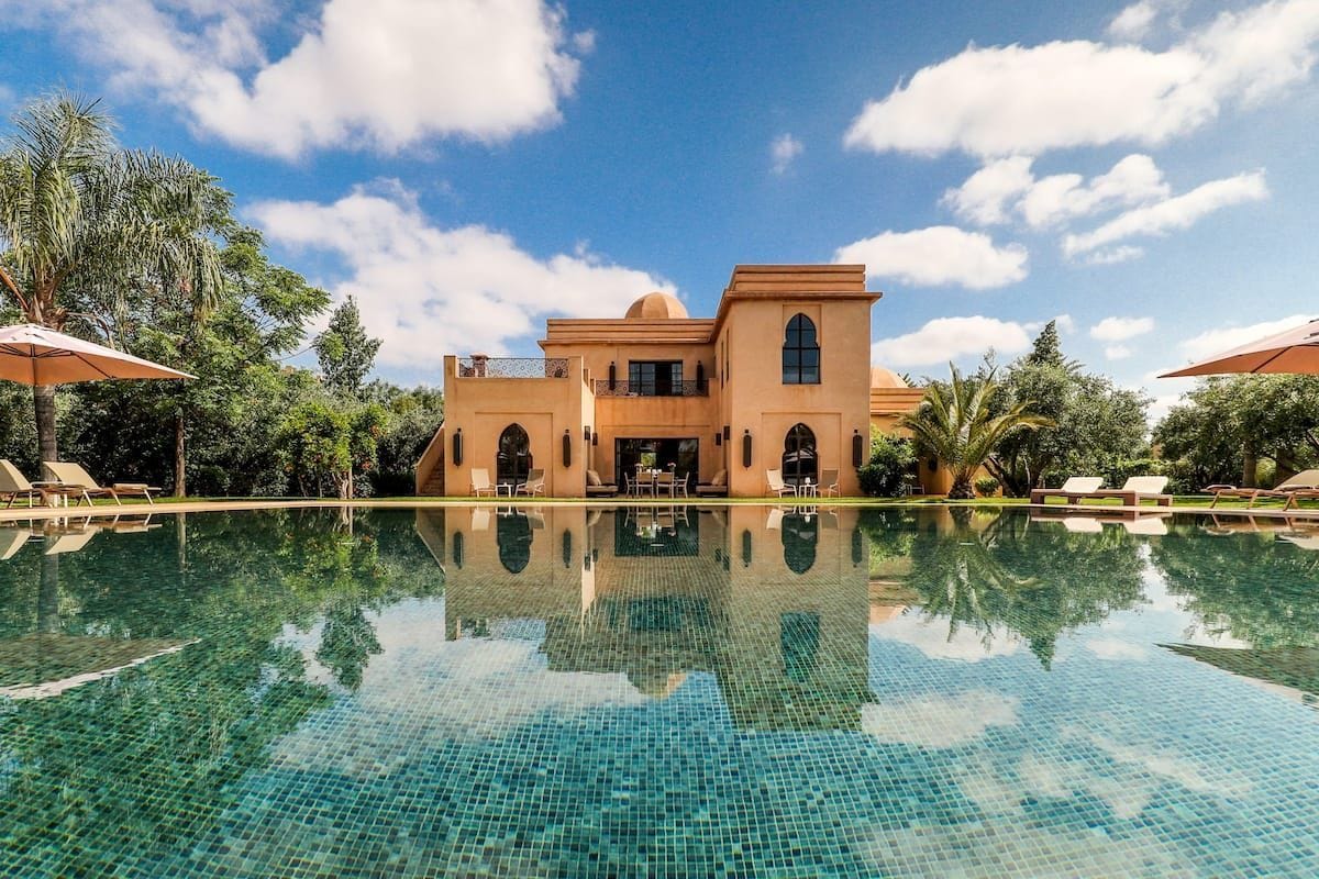 Villa de luxe avec piscine au Maroc Villa de luxe avec piscine et jardin luxuriant au Maroc.