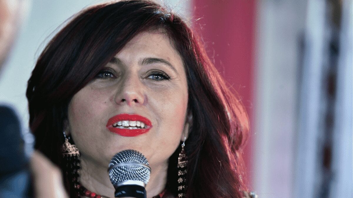 Faïza Antri Bouzar : le karakou, symbole d’identité forte Faïza Antri Bouzar : le karakou, symbole d’identité forte