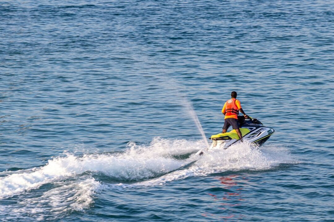 Un homme en jet-ski sème la panique sur une plage en Algérie : la vidéo choc qui affole le web
