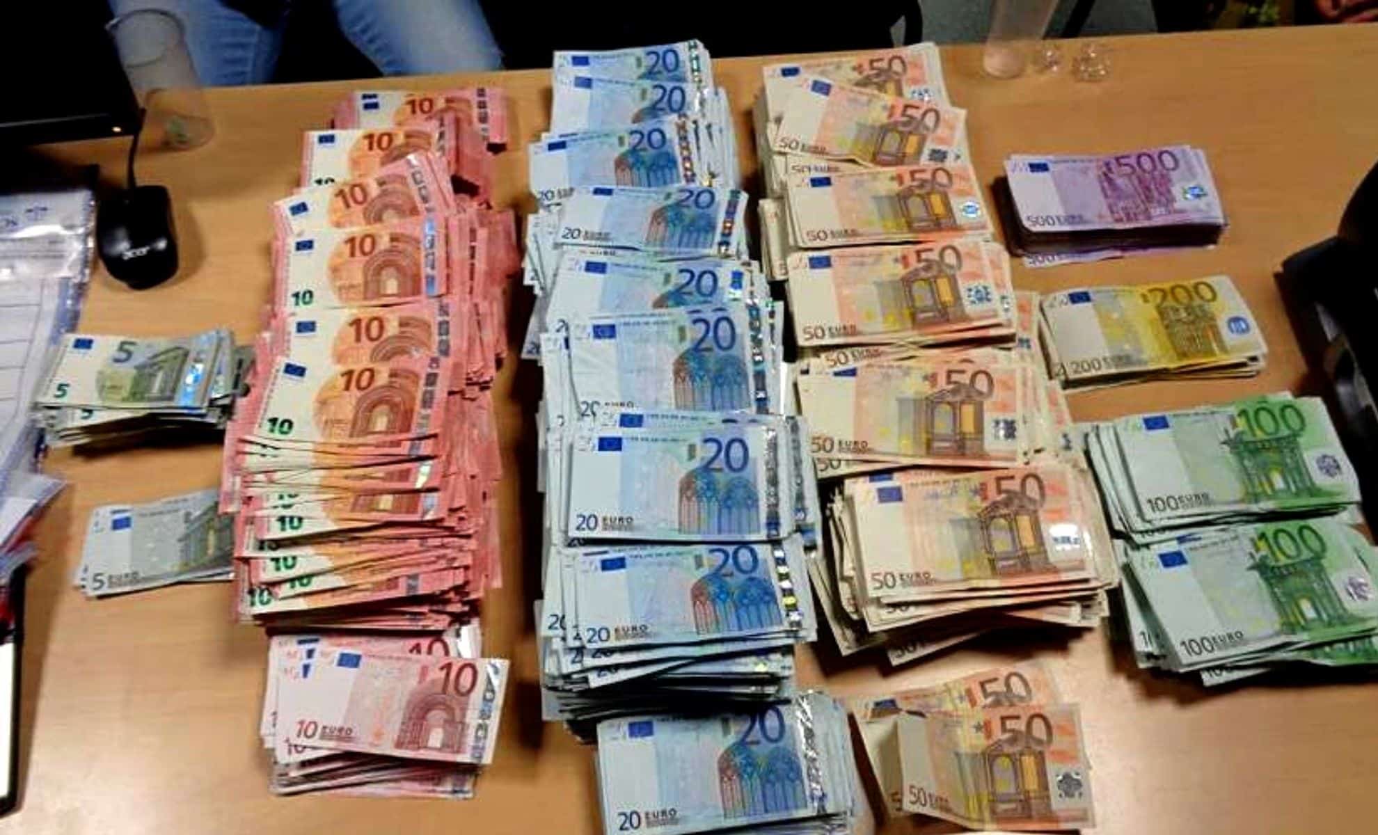 1,2 million € saisis : les cachettes les plus surprenantes Saisie record d’argent en Algérie : un réseau démantelé