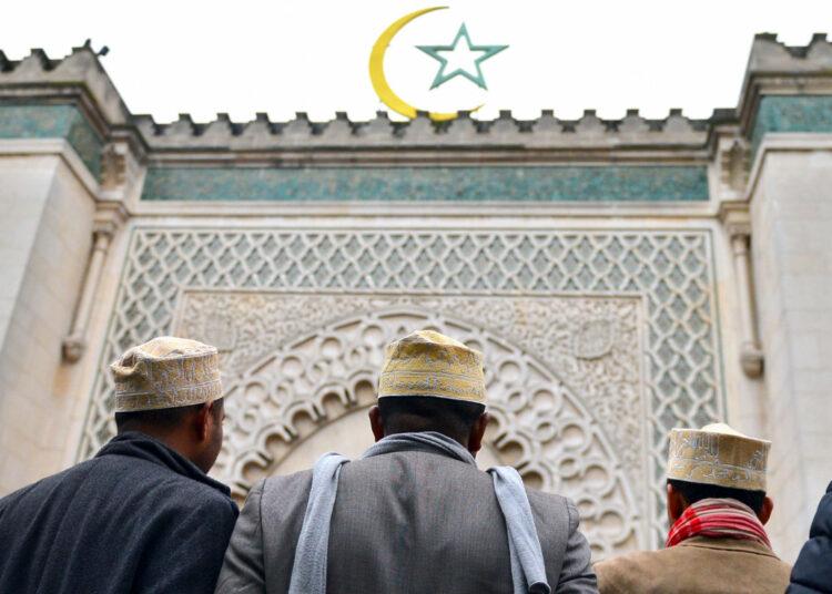 Mystérieuses têtes de cochon devant des mosquées en France Ramadan 2026 : Découvrez la controverse en France
