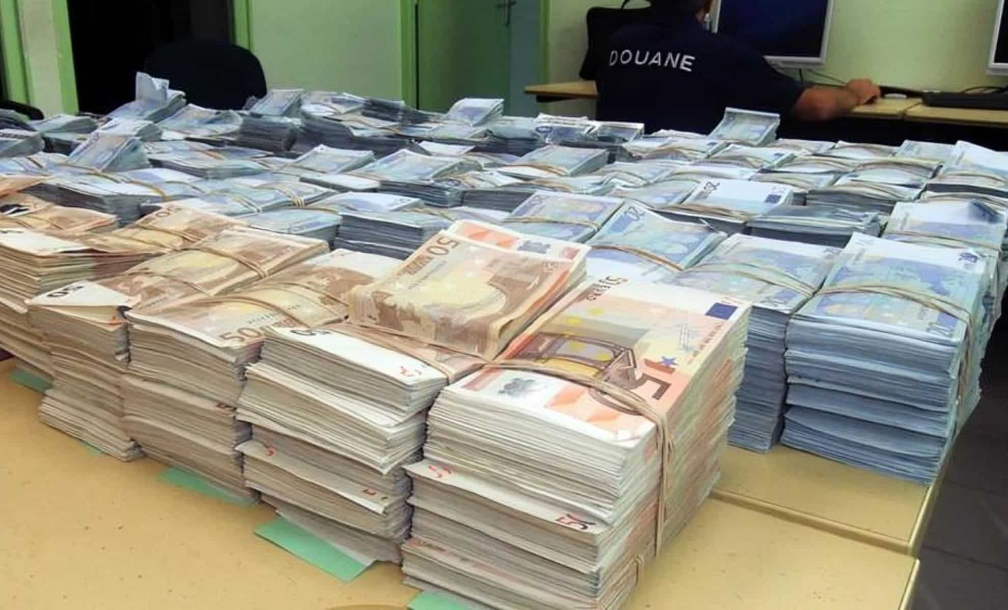 Voyageur intercepté à Alger avec 120 000 € en liquide Algérie : les nouvelles armes anti-fraude du fisc dévoilées