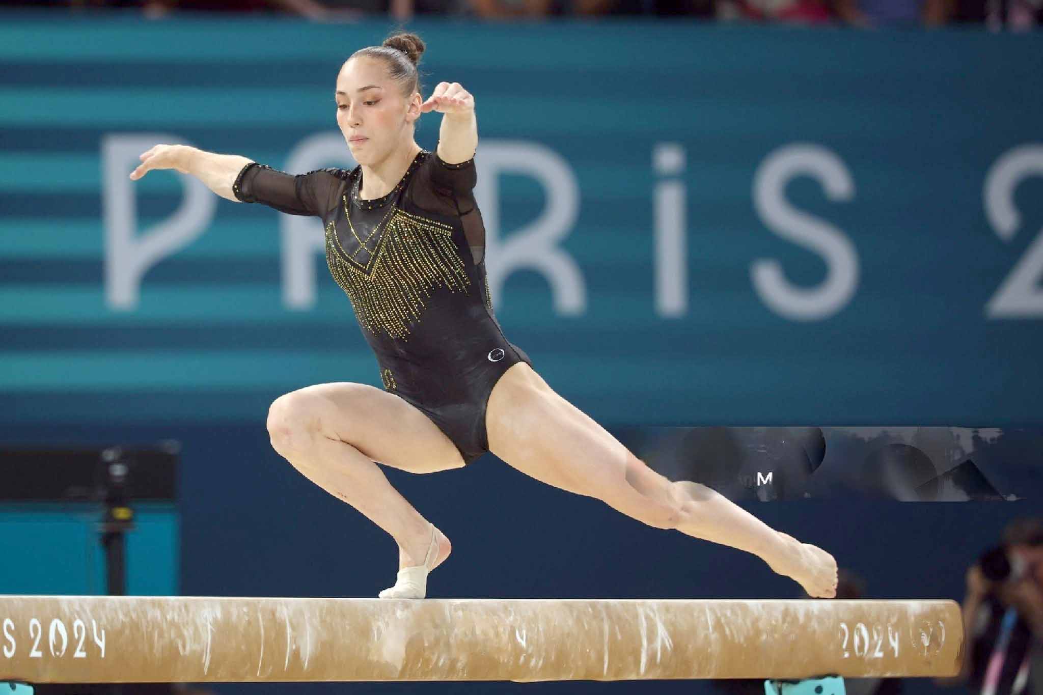 Kaylia Nemour en pleine performance de gymnastique à Paris.