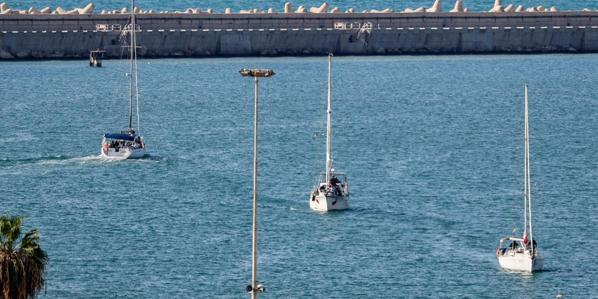 Rapatriés d’Israël : six Algériens rentrent à Alger Bateaux de plaisance flottant sur l'eau calme en Algérie.