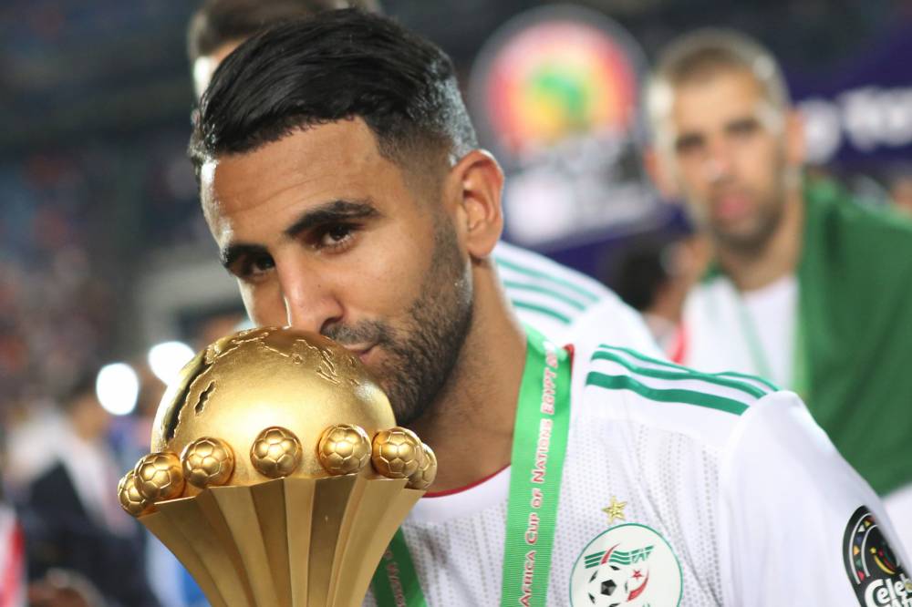 De l’aéroport à Sidi Moussa : la surprise d’un fan de Mahrez en Algérie De l’aéroport à Sidi Moussa : la surprise d’un fan de Mahrez en Algérie