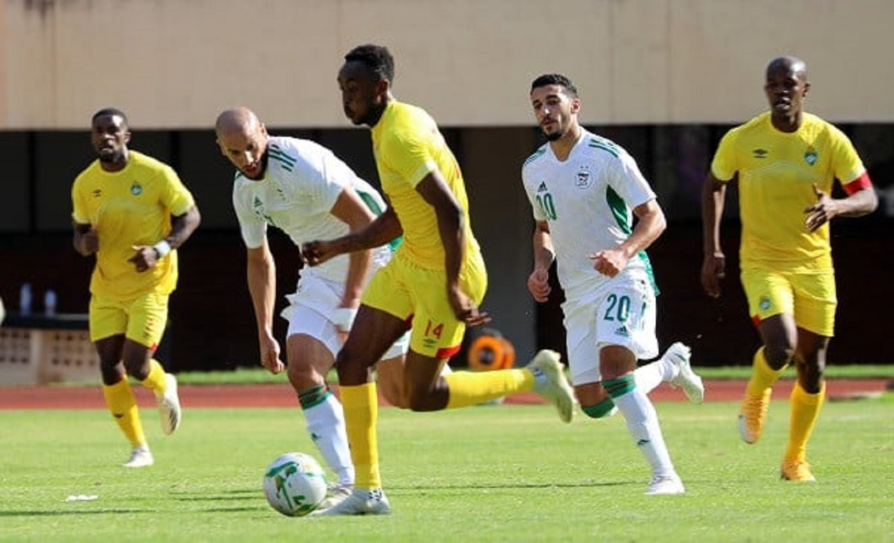 Équipe d’Algérie : deux grandes nouvelles avant la CAN 2025 Pas de Sidi Moussa : les Fennecs changent de cap C’est un véritable tournant pour l’équipe d’Algérie. Pour la première fois depuis l’arrivée de Vladimir Petkovic, le stage ne se déroulera pas au Centre technique national de Sidi Moussa. Les joueurs rejoindront directement Djeddah, en Arabie saoudite, lieu pressenti pour accueillir les deux rencontres amicales. Une décision stratégique qui vise à renforcer la cohésion du groupe et à s’adapter aux conditions climatiques proches de celles du Maroc, où se jouera la CAN 2025.