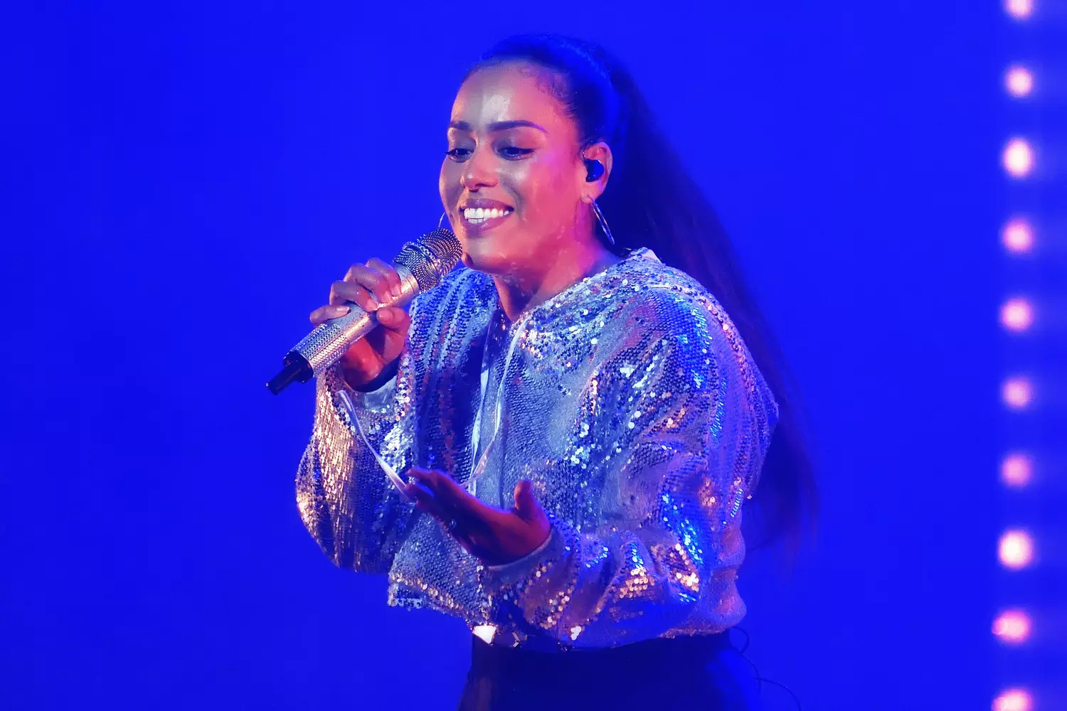 Amel Bent révèle les coulisses de sa nationalité Algérienne Amel Bent révèle les coulisses de sa nationalité algérienne