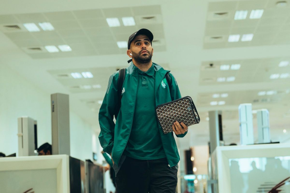 De l’aéroport à Sidi Moussa : la surprise d’un fan de Mahrez en Algérie De l’aéroport à Sidi Moussa : la surprise d’un fan de Mahrez en Algérie