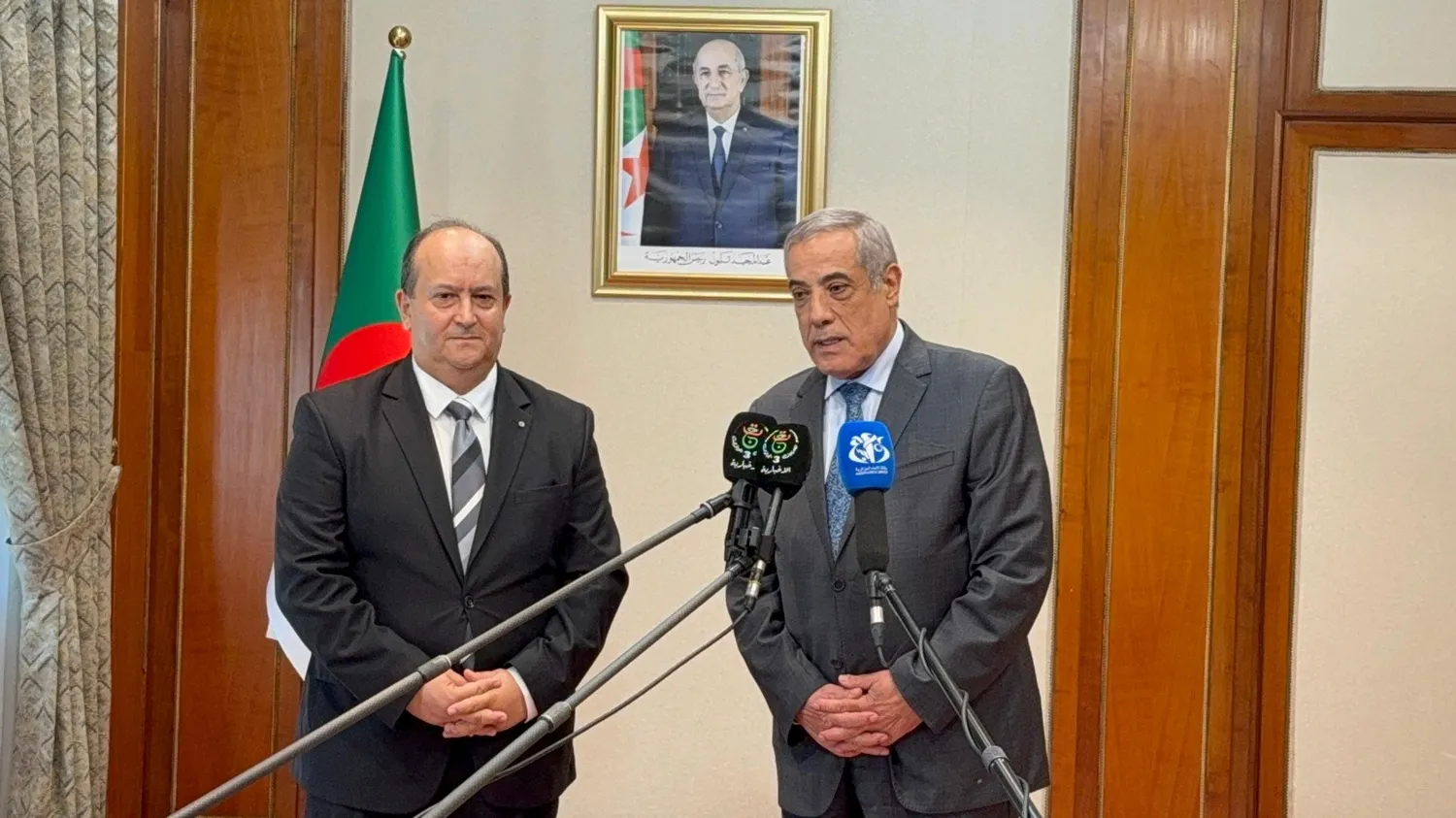 Deux hommes politiques lors d'une conférence officielle en Algérie.