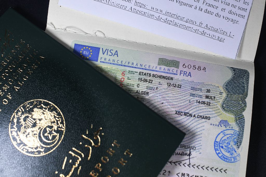 Visas étudiants algériens : pourquoi Paris crée la polémique Visas étudiants algériens : pourquoi Paris crée la polémique