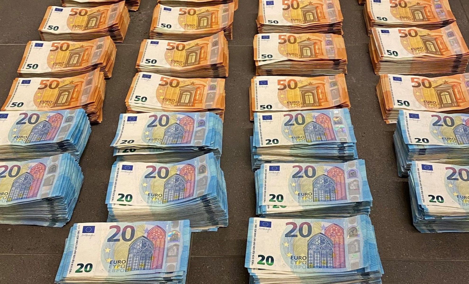Découverte choc : 800 000 € saisis sur un Algérien en France Découverte choc : 800 000 € saisis sur un Algérien en France