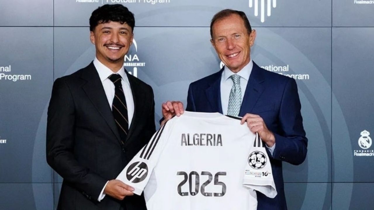 Real Madrid s’implante en Algérie : Rifka nommé ambassadeur d’un programme éducatif inédit Rifka et un homme en costume présentent un maillot d'Algérie 2025.