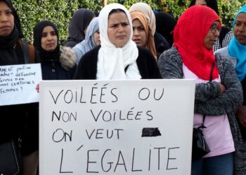 Voile au Parlement français : la controverse enfle