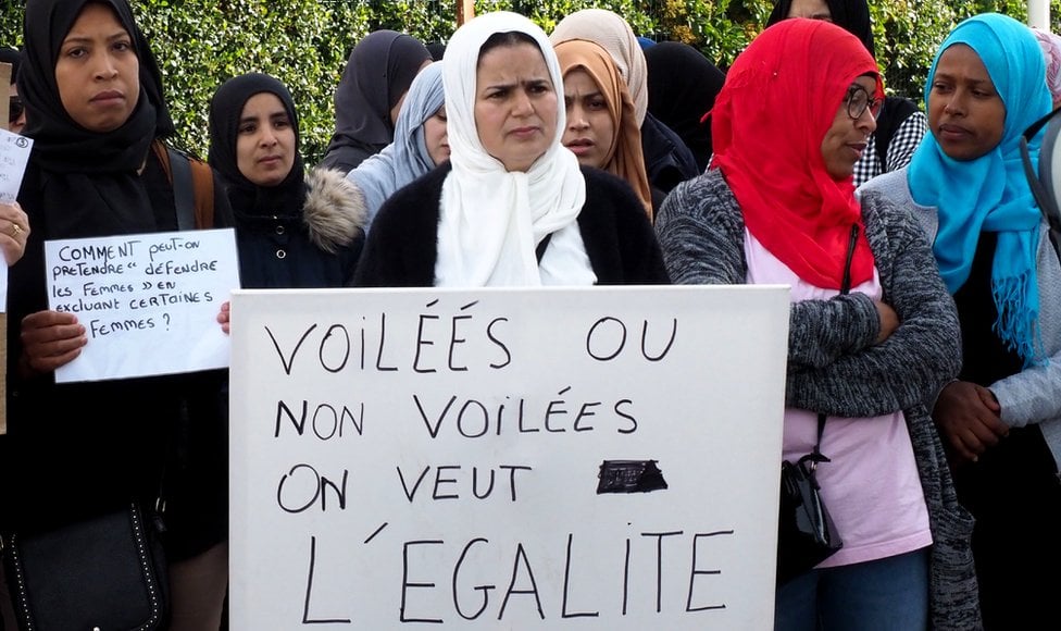 Batna : deux femmes arrêtées après une vidéo de profanation du Coran Voile au Parlement français : la controverse enfle