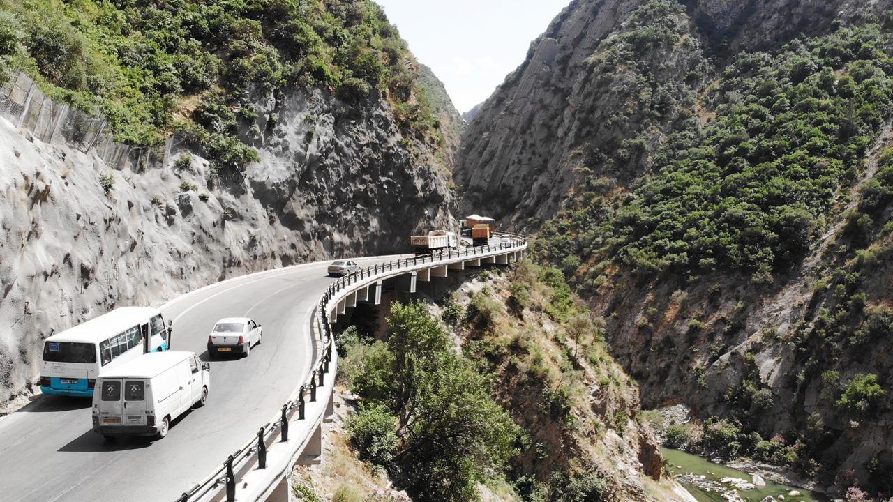 Bordj Mira–Kherrata : la route oubliée aux secrets bien gardés