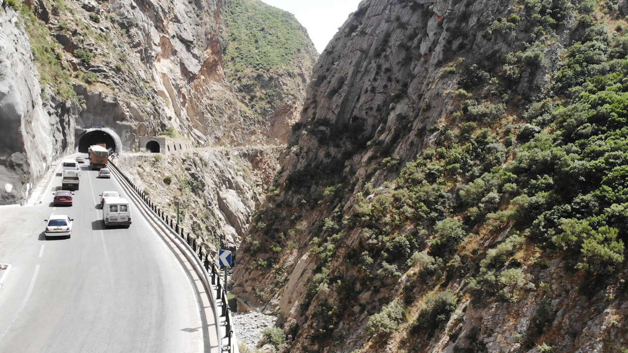 Bordj Mira–Kherrata : la route oubliée aux secrets bien gardés