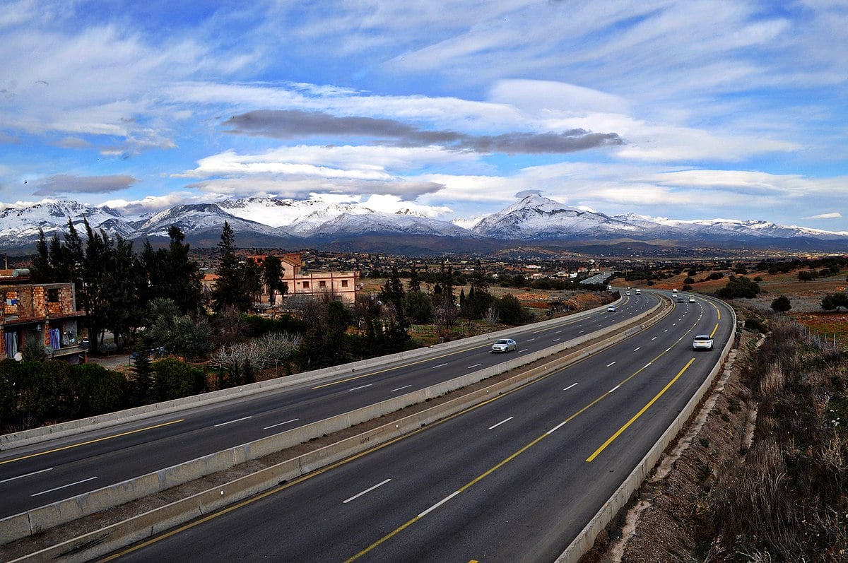 Course-poursuite spectaculaire sur une autoroute en Algérie Course-poursuite spectaculaire sur une autoroute en Algérie